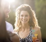 Jovem atraente casal tendo bebidas ao ar livre — Fotografia de Stock