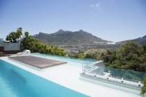 Vista panorámica de la piscina de lujo y las montañas - foto de stock