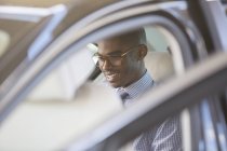 Lächelnder Geschäftsmann sitzt im Auto — Stockfoto