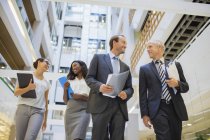 Geschäftsleute gehen gemeinsam in Bürogebäude — Stockfoto