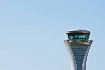 Torre di controllo del traffico aereo e cielo blu — Foto stock