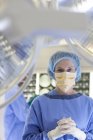 Chirurgien debout dans la salle d'opération de l'hôpital moderne — Photo de stock