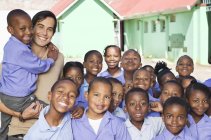Africani studenti americani e insegnante sorridente all'aperto — Foto stock