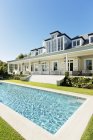 Luxus-Haus, Veranda und Schwimmbad — Stockfoto