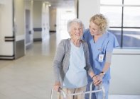 Медсестра допомагати старшим хворого на Уокера в лікарні коридор — стокове фото