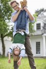 Pai e filho brincando juntos ao ar livre — Fotografia de Stock