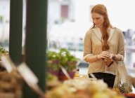 Woman shopping in outdoor market — Stock Photo