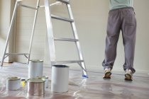 Обрезанный образ человека живописи в комнате с гроссбухом — стоковое фото