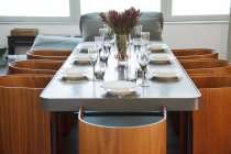 Coloque as configurações na mesa na sala de jantar de luxo — Fotografia de Stock