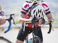 Разочарованный велогонщик отдыхает на руле — стоковое фото
