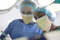 Chirurgiens travaillant en salle d'opération à l'hôpital moderne — Photo de stock
