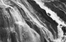 Rivière descendant précipitamment les chutes rocheuses — Photo de stock