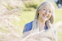 Ältere Frau lächelt im Freien — Stockfoto