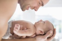 Батько колюче новонароджене дитя — стокове фото