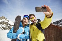 Coppia scattare foto insieme nella neve — Foto stock