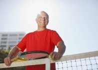Älterer Mann spielt Tennis auf dem Platz — Stockfoto