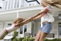Mutter und Tochter spielen vor Haus — Stockfoto