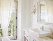 Роскошная ванная в помещении в дневное время — стоковое фото