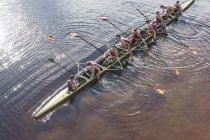Rowing team in scull on lake — Stock Photo