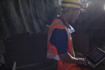 Trabalhador usando laptop no túnel — Fotografia de Stock