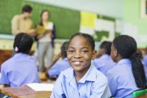 Африканский американский студент улыбается в классе — стоковое фото