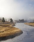 Річка, що протікає через сільський пейзаж — стокове фото