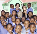 Étudiants et enseignants afro-américains souriant à l'extérieur — Photo de stock