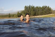 Портрет усміхненої пари, що плаває в озері — стокове фото