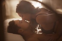 Sinnliches junges Paar küsst sich auf dem Bett — Stockfoto
