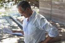 Бізнесмен читає папери на відкритому повітрі — стокове фото