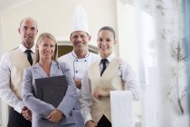Funcionários sorrindo em restaurante dentro de casa — Fotografia de Stock