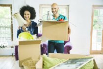 Paar packt Kartons im neuen Zuhause aus — Stockfoto