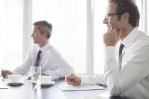 Empresários sentados em reunião no escritório moderno — Fotografia de Stock