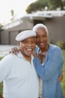 Couple plus âgé souriant ensemble à l'extérieur — Photo de stock