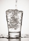Wasser quillt aus Glas — Stockfoto