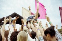 Homme foule surf au festival de musique — Photo de stock