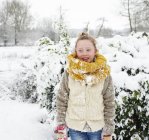 Біла щаслива дівчина посміхається в снігу — стокове фото