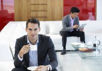 Homme d'affaires ayant une tasse de café au bureau — Photo de stock