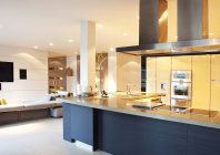 Cocina y sala de estar en casa moderna - foto de stock