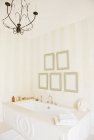 Lustre sobre banheira em banheiro de luxo — Fotografia de Stock