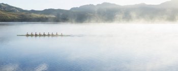 Canottaggio squadra canottaggio scull sul lago — Foto stock