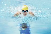 Nadador usando óculos na piscina — Fotografia de Stock