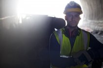 Arbeiter steht tagsüber im Tunnel — Stockfoto