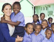 Африканские американские студенты и учитель улыбаются на открытом воздухе — стоковое фото