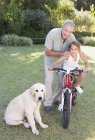 Літній чоловік з онукою і собакою — стокове фото