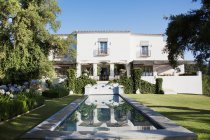 Piscina de luxo e villa espanhola — Fotografia de Stock