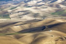 Vista aérea de colinas rolantes em paisagem rural seca — Fotografia de Stock