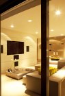 Sala de estar iluminada da casa moderna — Fotografia de Stock