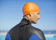 Triatletas confiantes e fortes vestindo roupa de mergulho e boné — Fotografia de Stock