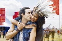 Пара цілується на музичному фестивалі — стокове фото